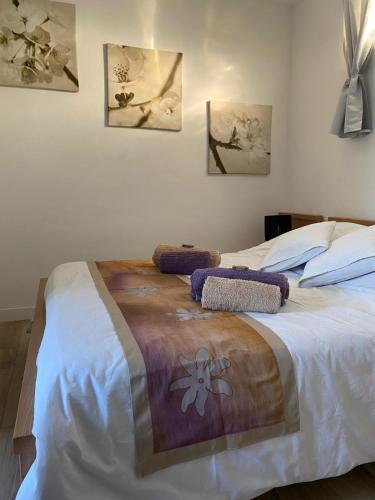 une chambre avec un lit avec deux oreillers dessus dans l'établissement La maisonnette de Saint Chamas, à Saint-Chamas