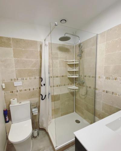 une salle de bain avec une douche avec des toilettes et un lavabo dans l'établissement La Maison de Rose, à Cassis