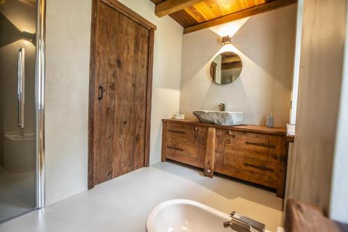 bagno con lavandino e specchio di L'Atelier du Temps - Baita Grandes Jorasses a Montita