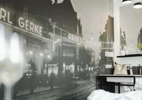 a black and white photo of a city at Pyjama Park St Pauli Hotel und Hostel in Hamburg
