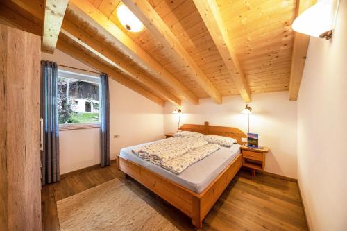 1 dormitorio con cama y ventana en Panoramawohnung Annaheim, en Rifiano