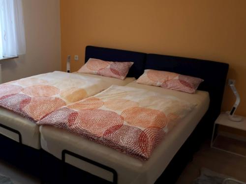 ein Bett mit zwei Kissen auf einem Zimmer in der Unterkunft Haus Marianne Schmelzle in Freudenstadt
