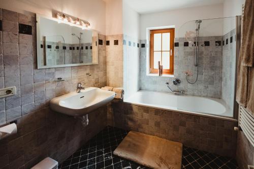 bagno con lavandino e vasca di Apartment Andreas - Gallhof a Vollan