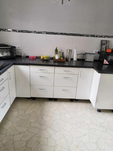 Η κουζίνα ή μικρή κουζίνα στο Zu Hause auf Zeit bei Marion
