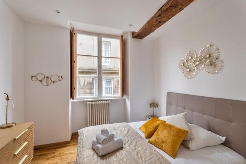 een slaapkamer met een bed en een raam bij Le Cerf Volant - une pépite à l'Intramuros in Saint-Malo