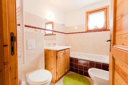 Phòng tắm tại Le Bois du Suffin, Pied de pistes et Spa