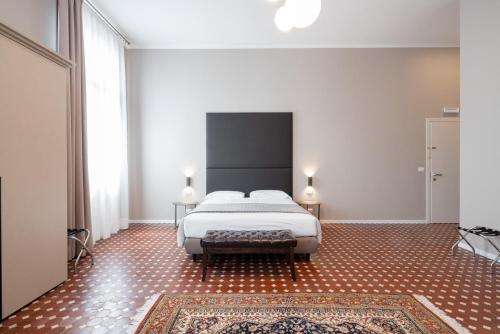 a bedroom with a bed and a rug at Hotel Palazzo Martinelli Dolfin in Venice