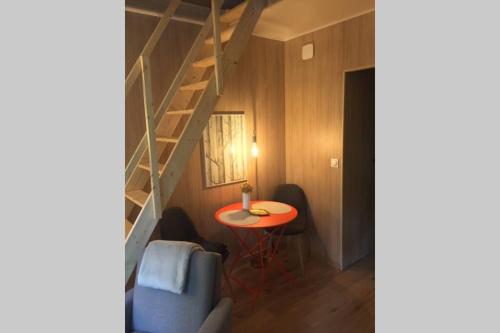Ruang duduk di Adorable Cabane dans un espace boisé