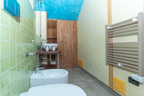 een badkamer met een toilet en een wastafel bij La Pollona 1817 in San Maurizio Canavese