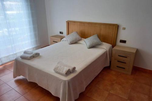1 dormitorio con 1 cama con 2 toallas en Casa céntrica en Platja d'Aro, a 5min de la playa, en Platja d'Aro