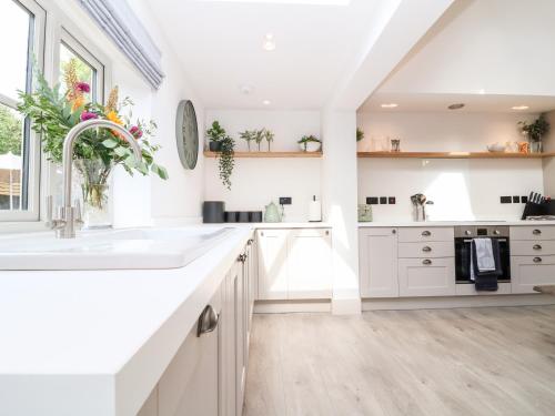 Η κουζίνα ή μικρή κουζίνα στο 12 Manor Farm Close