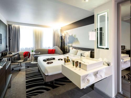 Habitación de hotel con cama y baño en Novotel London Bridge, en Londres