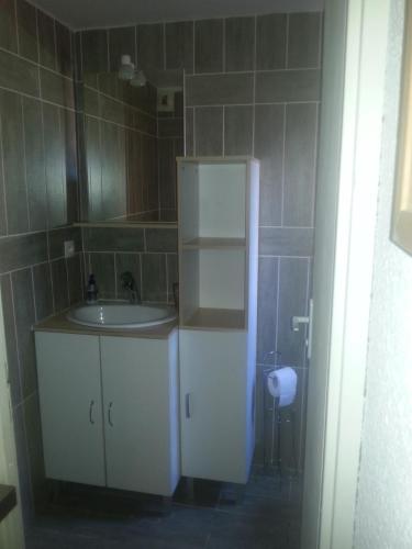 y baño con lavabo y aseo. en Charmant studio Residence Carnon plage-Climatisation-Parking Prive, en Carnon-Plage