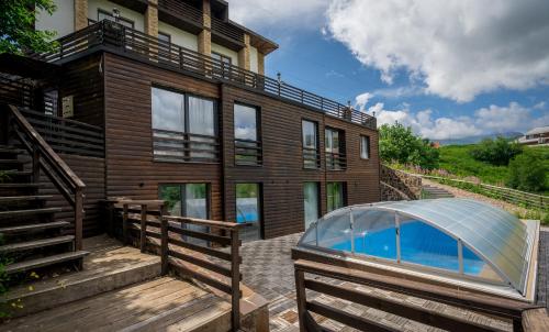 una casa con una cúpula de cristal encima en Hotel GoodAura, en Gudauri