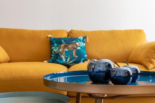 un salon avec un canapé et une table dans l'établissement Charming Apartment In The Center Of Cannes, à Cannes