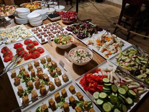 een tafel met veel verschillende soorten voedsel erop bij Crystal Suites Chez Helena in Krakau