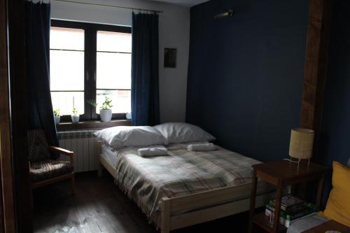 チスナにあるStudio - mieszkanie wakacyjne.のベッドルーム(ベッド1台、窓付)
