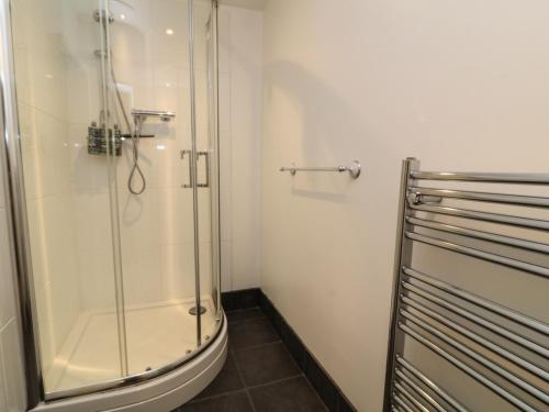 W łazience znajduje się prysznic ze szklaną kabiną prysznicową. w obiekcie Ferndale w mieście Lynton
