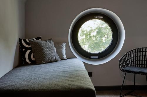 a room with a bed and a round window at Underdog Hotel in Hamburg