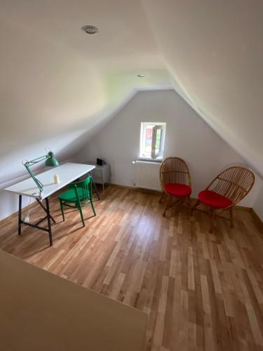 Habitación con mesa y 2 sillas en un ático en Siedlisko Glinnik en Glinnik