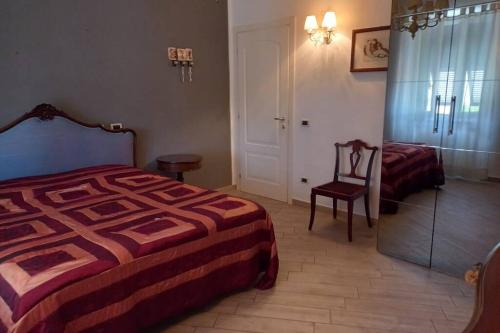 una camera con un letto e una sedia di La casa del marchese Malaspina a Mulazzo