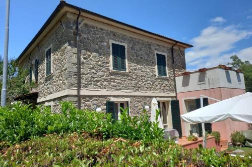 a stone house and a pink building at Il marchese Malaspina con idromassaggio in Mulazzo