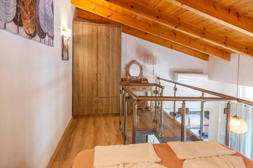 1 dormitorio con escalera en una casa en Rethymno Garden Suites en Rethymno