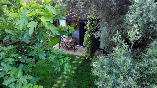 Κήπος έξω από το Triada Hotel Büyükada