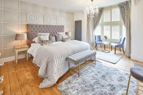 una camera da letto con un grande letto e un copriletto bianco di Host & Stay - Apartment 2, 15 Prospect Hill a Whitby