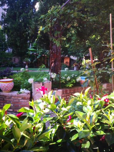 a garden with plants and flowers in a park at Cinqueteste Luxury Home in Venice