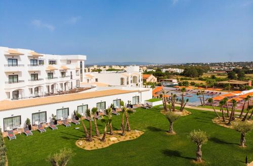 Bazén v ubytování Regency Salgados Hotel & Spa nebo v jeho okolí