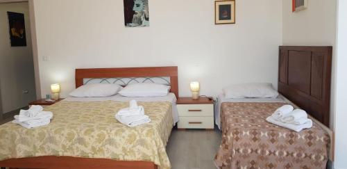 sypialnia z 2 łóżkami i ręcznikami w obiekcie Il Terrazzo di Apollo w mieście Noto