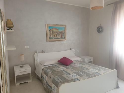 Postel nebo postele na pokoji v ubytování Pizzo Beach Club. One bedroom apt 13G