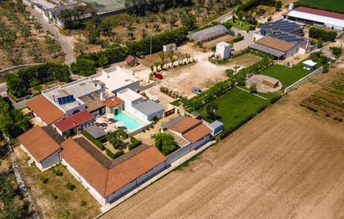 an aerial view of a house with a yard at Agriturismo Il Megalite in Giurdignano