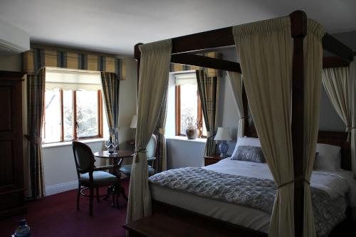 Postel nebo postele na pokoji v ubytování Coach House Hotel Sligo