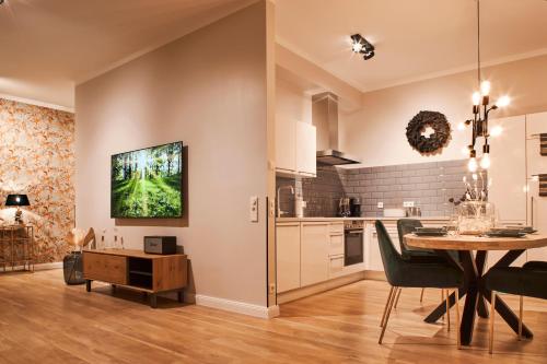 a kitchen and dining room with a table and chairs at Dalberg Loft - Boutique Ferienwohnung im Zentrum in Fulda