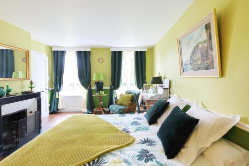 Manoir du Clap في La Cerlangue: غرفة نوم مع سرير وغرفة معيشة