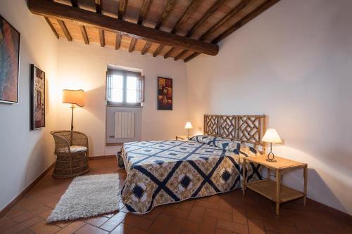 - une chambre avec un lit, deux tables et une fenêtre dans l'établissement Sweet home, la casa del piccolo borgo, à Lano