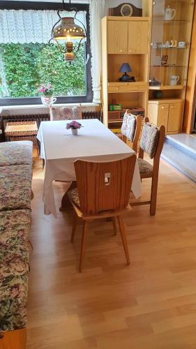uma sala de jantar com uma mesa e cadeiras e uma janela em Pension Backhaus em Waldeck