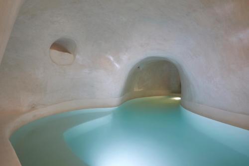 a room with a light in the ceiling at White Pearl Cavalieri in Imerovigli