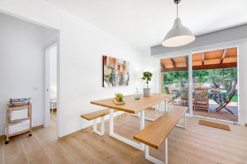 a kitchen and dining room with a table and chairs at Es Cos in Algaida
