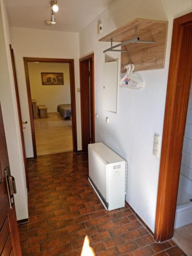 un pasillo con una habitación con calentador en el suelo en Citywohnung Tettnang en Tettnang