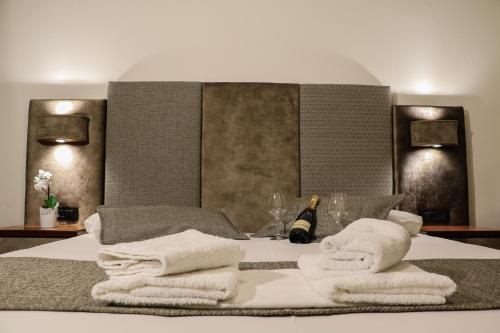Un pat sau paturi într-o cameră la Hotel Dionysis Studios