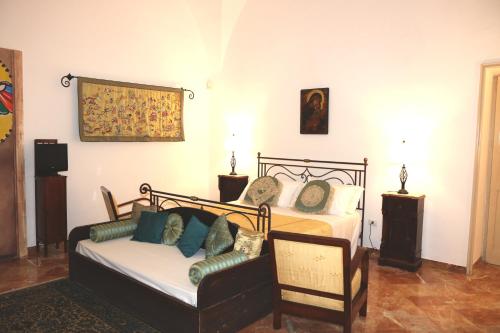 - une chambre avec un lit et un canapé dans l'établissement B&B Il Giardino di Paola, à Alliste