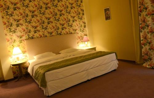 Postel nebo postele na pokoji v ubytování Parish Hotel