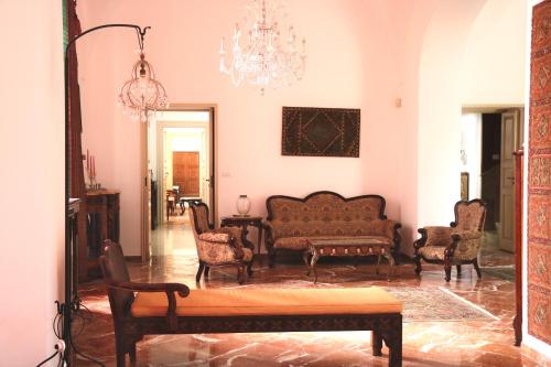 - un salon avec un canapé et des chaises dans l'établissement B&B Il Giardino di Paola, à Alliste