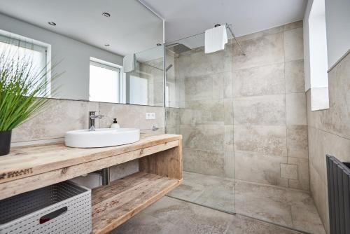 La salle de bains est pourvue d'un lavabo et d'un miroir. dans l'établissement Smart Resorts Opal 403, à Winterberg