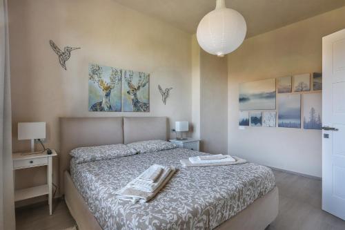 a bedroom with a bed with two towels on it at Il Capriolino in Tavarnuzze