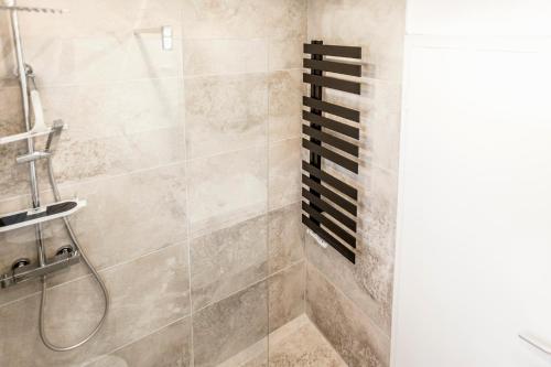 baño con ducha y puerta de cristal en Smart Resorts Haus Rubin Ferienwohnung 101, en Winterberg