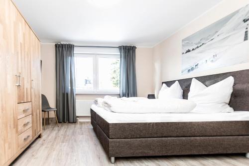ein Schlafzimmer mit einem großen Bett und einem Fenster in der Unterkunft Smart Resorts Haus Jade Ferienwohnung 201 in Winterberg